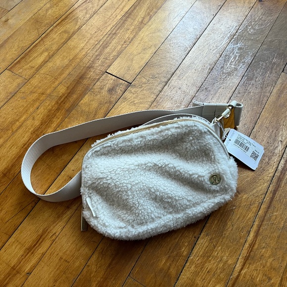 NWT Lululemon Everywhere Belt Bag 1L Plush Fleece White/Gold - Picture 3 of 8